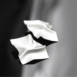 PURSUITS Mobula Earrings (Satin Silver)